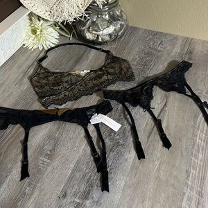 INTIMISSIMI BRA AND TWO LACE GARTERS